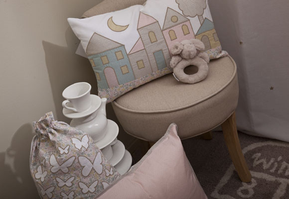 Un dormitorio de bebé en carios tonos