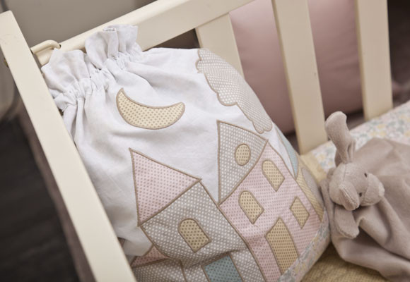 Un dormitorio de bebé en carios tonos