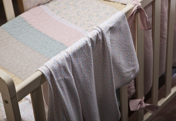 Un dormitorio de bebé en carios tonos