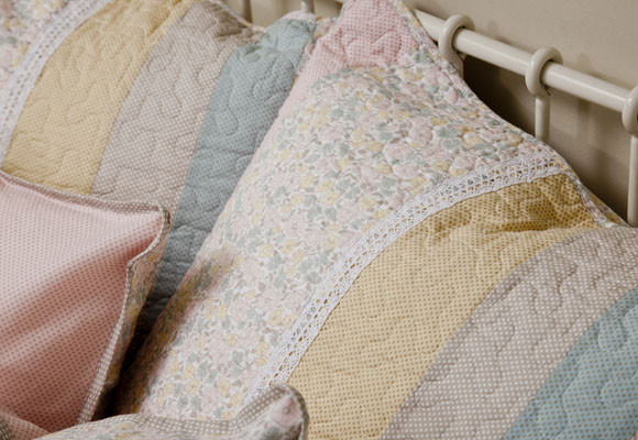 Un dormitorio de bebé en carios tonos