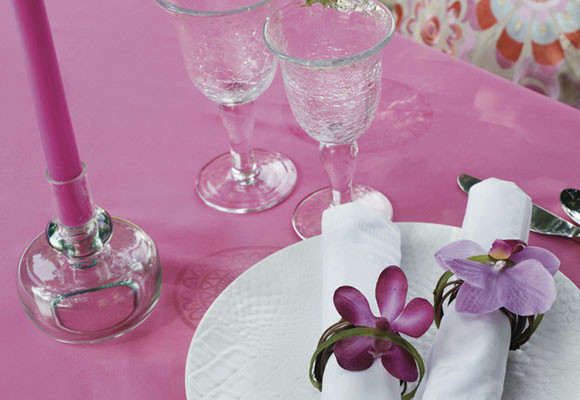 Una elegante mesa en el jardín