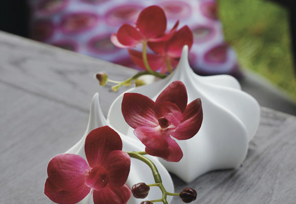 Una elegante mesa en el jardín