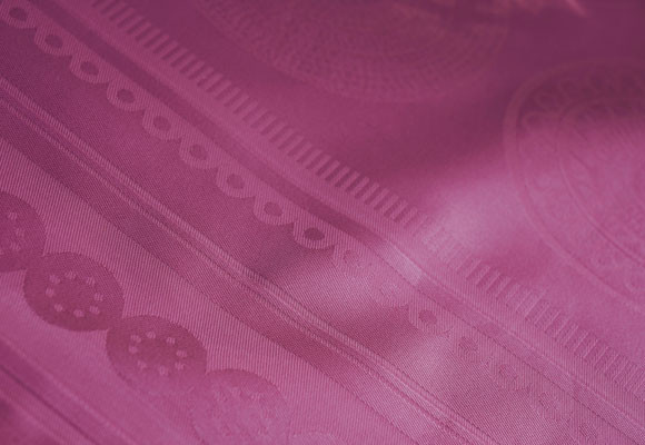 Una elegante mesa en el jardín