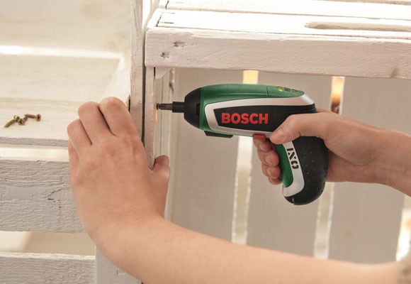 Una estantería con cajas de madera