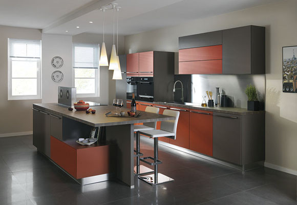 Una cocina con isla, abierta al salón