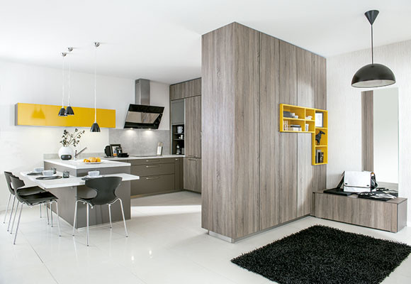 Una cocina con detalles amarillos