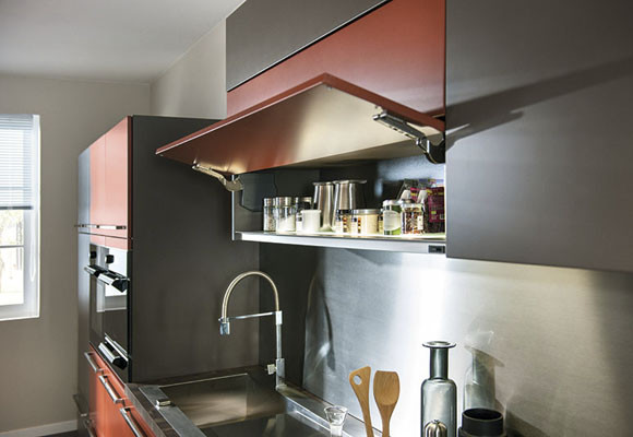 Una cocina con isla, abierta al salón