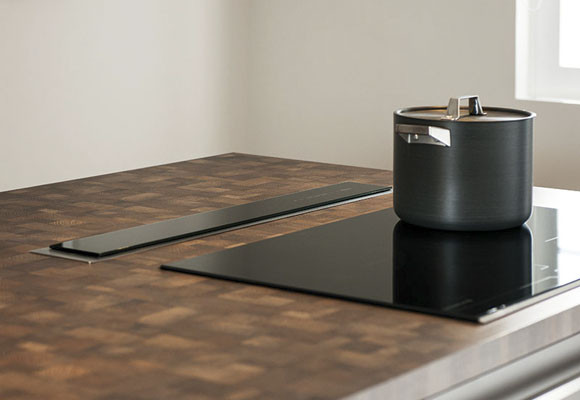 Una cocina con isla, abierta al salón