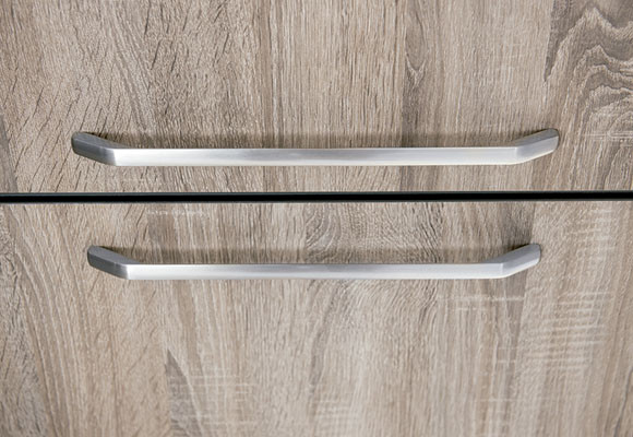 Una cocina con detalles amarillos