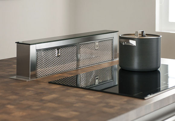 Una cocina con isla, abierta al salón