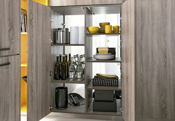 Una cocina con detalles amarillos