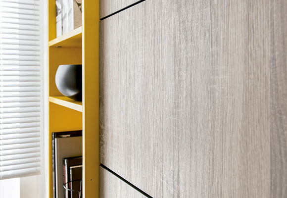 Una cocina con detalles amarillos