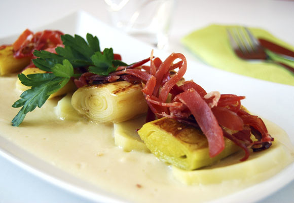 Ensalada de puerros y patatas con jamón y salsa de pera