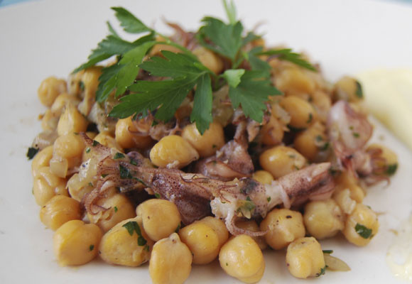 Garbanzos salteados con puntillas