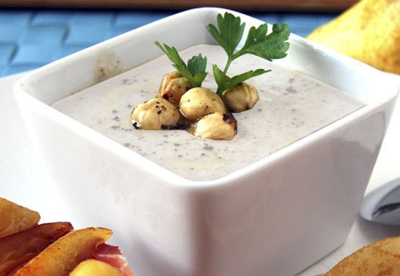 Ajo blanco con tostas de pera y jamón