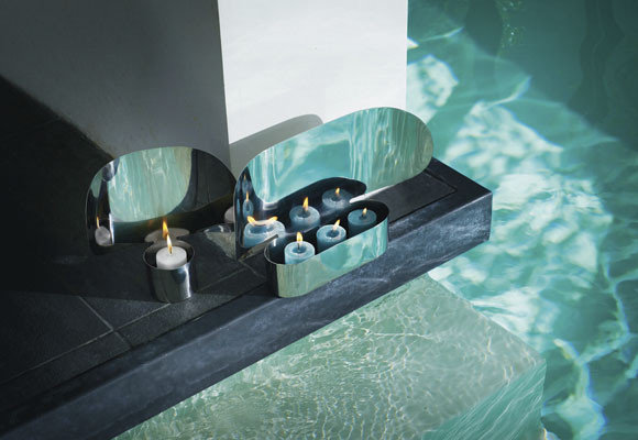 Velas junto a la piscina