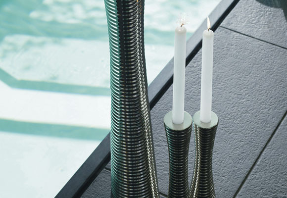 Velas junto a la piscina