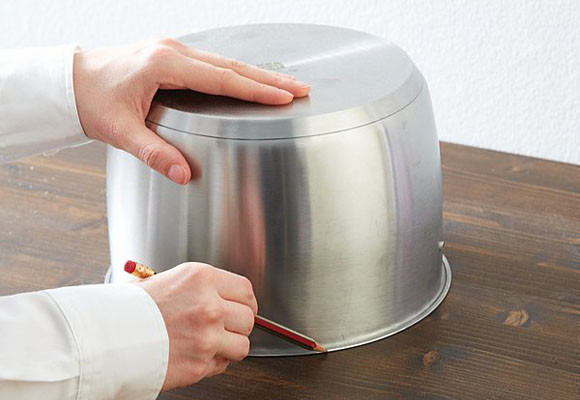 Un cubo de basura orgánica en la encimera