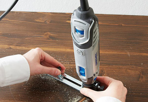 Un cubo de basura orgánica en la encimera