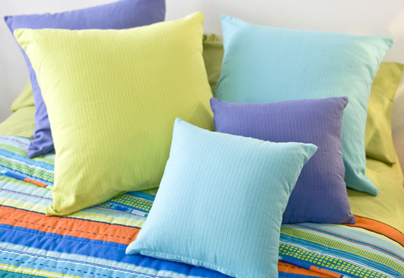 Un dormitorio turquesa y lima