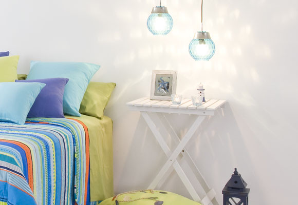 Un dormitorio turquesa y lima