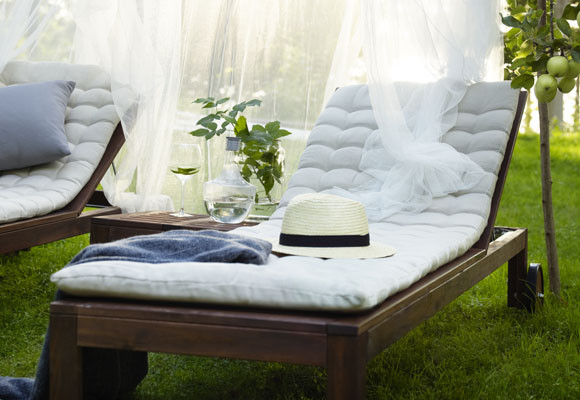 Un relajante salón en el jardín