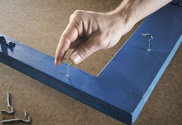 Una ventana convertida en colgador de ollas