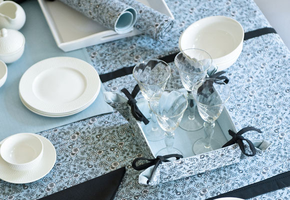 Una mesa vestida de azul