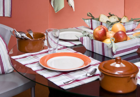 Una colorida mesa de mediodía