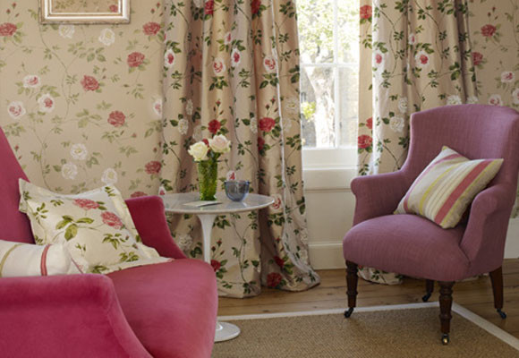 Un salón lleno de flores