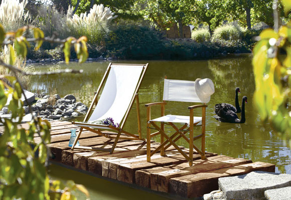 La tumbona junto al río