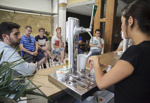 Heineken te enseña a tirar cervezas