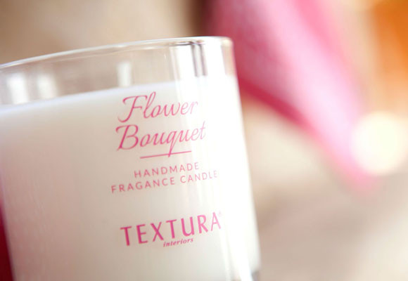 Detalles rosas en un baño rústico