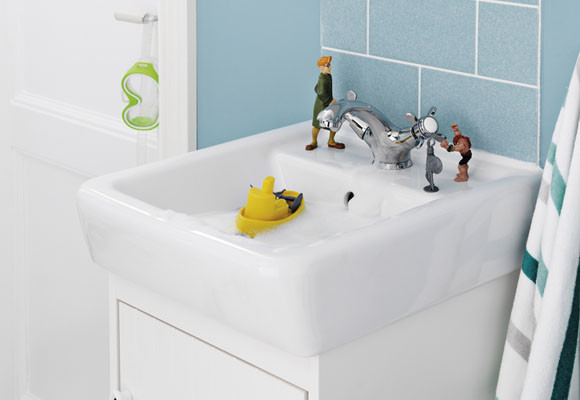 En el baño con tu patito de goma