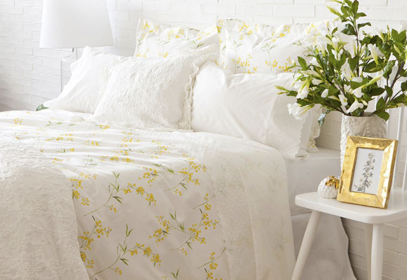 Un dormitorio de naranja, limón o fresa