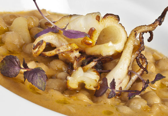 Garbanzos guisados con calamar de potera