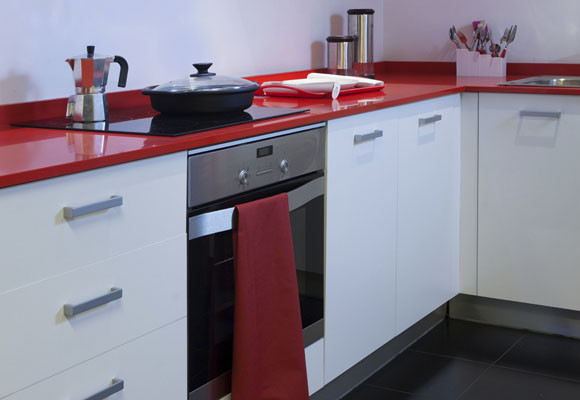 Una cocina blanca y roja - Soluciones - DecoEstilo.com