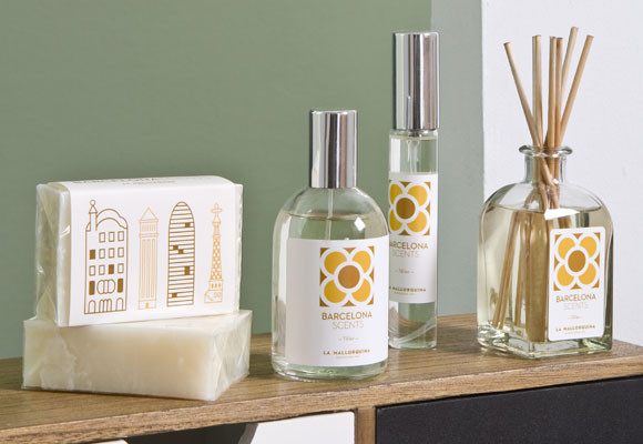 Toallas y accesorios decorativos en el baño