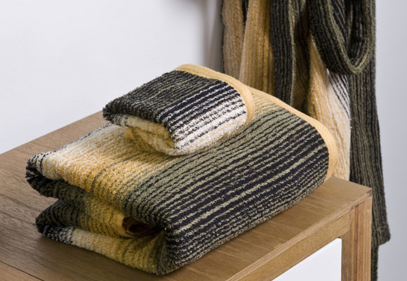 Toallas y accesorios decorativos en el baño