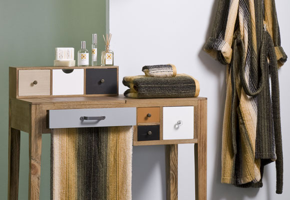 Toallas y accesorios decorativos en el baño