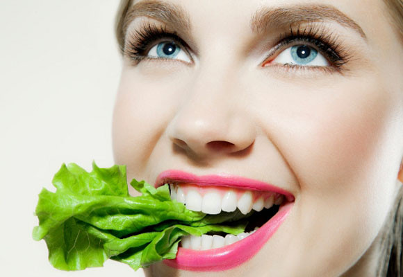 Alimentos que cuidan o descuidan tus dientes