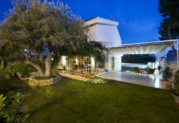 Un apartamento con vistas al jardín