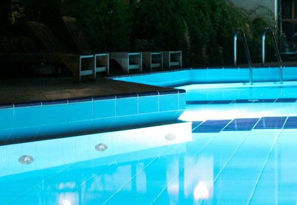 Cómo elegir la iluminación para la piscina