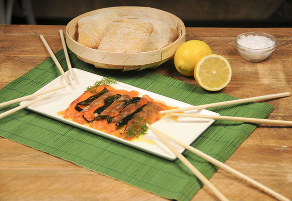 Sashimi de salmón con alga wakame