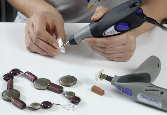 Un collar de piedras