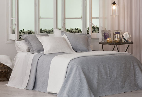 Un relajante dormitorio gris