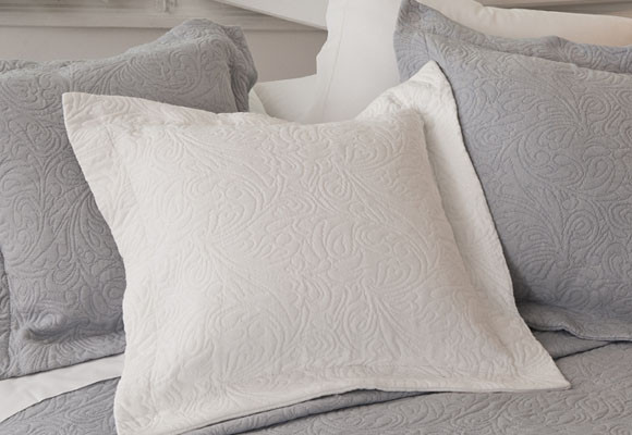 Un relajante dormitorio gris