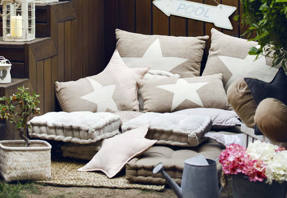 Un rincón de relax junto a la piscina