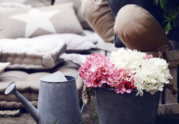 Un rincón de relax junto a la piscina