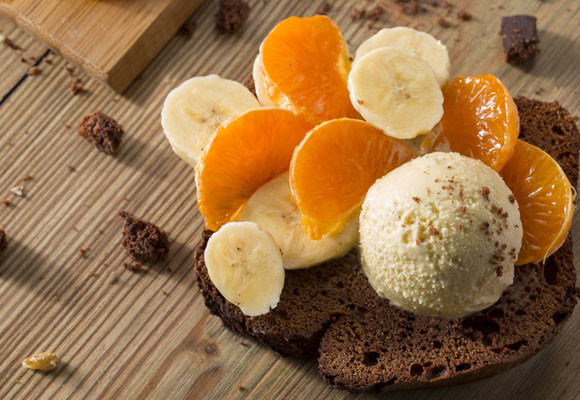 Brownie con frutas y helado de vainilla